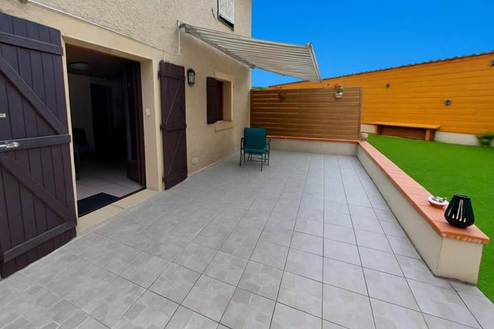 Appartement de vacances pour 2 personnes, avec piscine ainsi que jardin et vue