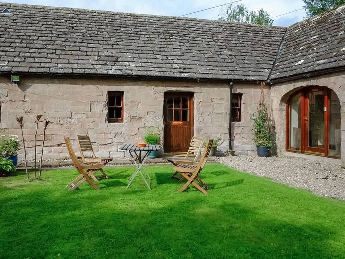 Log cabin for 4 people, with garden, with pets in Angus