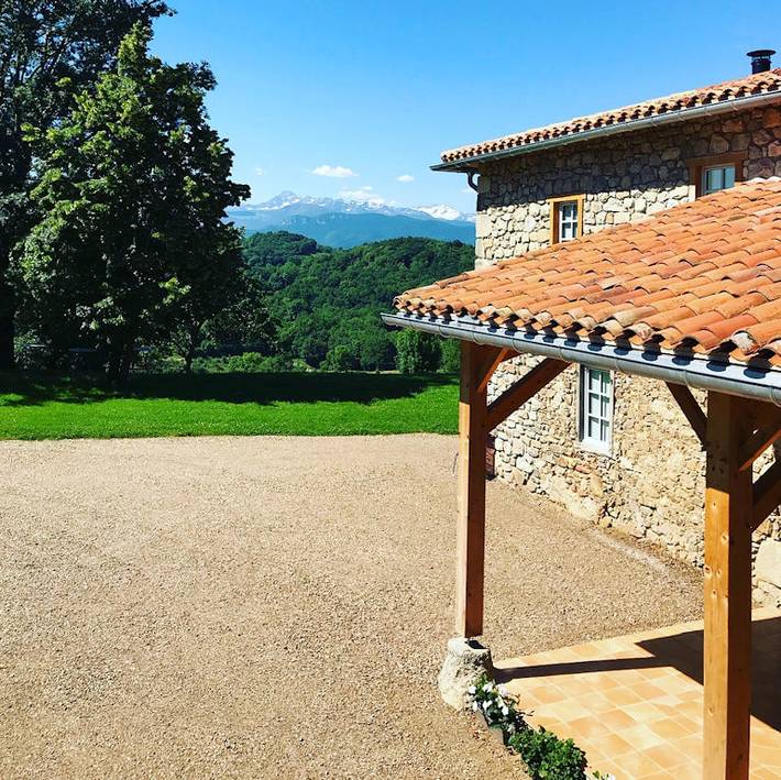 Gîte pour 15 personnes, avec piscine ainsi que terrasse et jardin à Montesquieu-Avantès