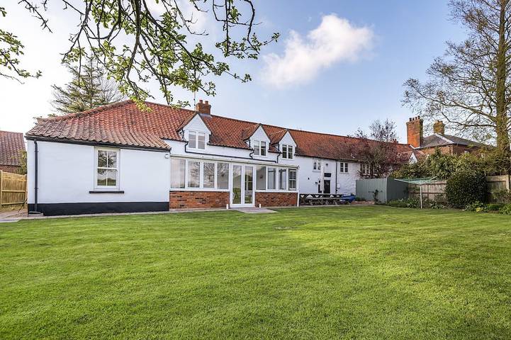 Cottage for 11 people, with garden in Burnham Market