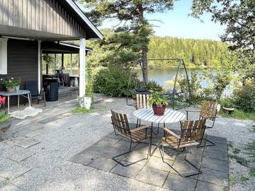 Ferienhaus für 4 Personen, mit Terrasse und Seeblick sowie Sauna, kinderfreundlich in Östergötland