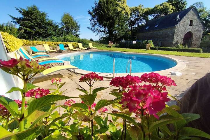 Location de vacances pour 6 personnes, avec Terrasse ainsi que Jardin et Piscine à Langoëlan