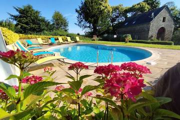 Gîte pour 6 personnes, avec piscine et jardin à Langoëlan