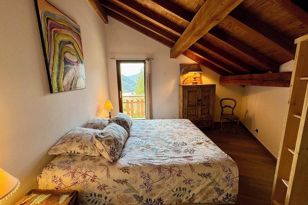 Chalet du chat - 10 couchages, cheminée, jacuzzi, piscine, parking in Séez, Région d'Albertville