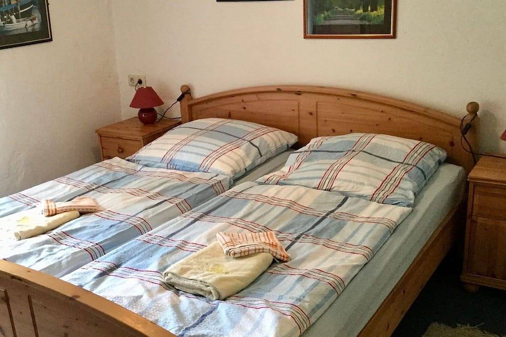 Ganze Wohnung, Landidylle im urigen Reethaus im Grünen für bis zu 8 Personen, Halbecks-Hof in Lieschow, Ummanz