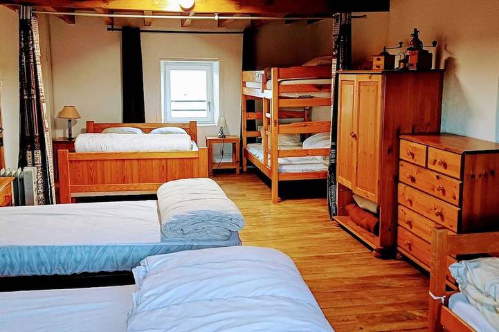 Location de vacances pour 14 personnes, avec jardin à Bertignat - 3