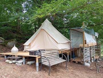 Tente pour 2 personnes, avec vue ainsi que terrasse et jardin dans le Puy-de-Dôme