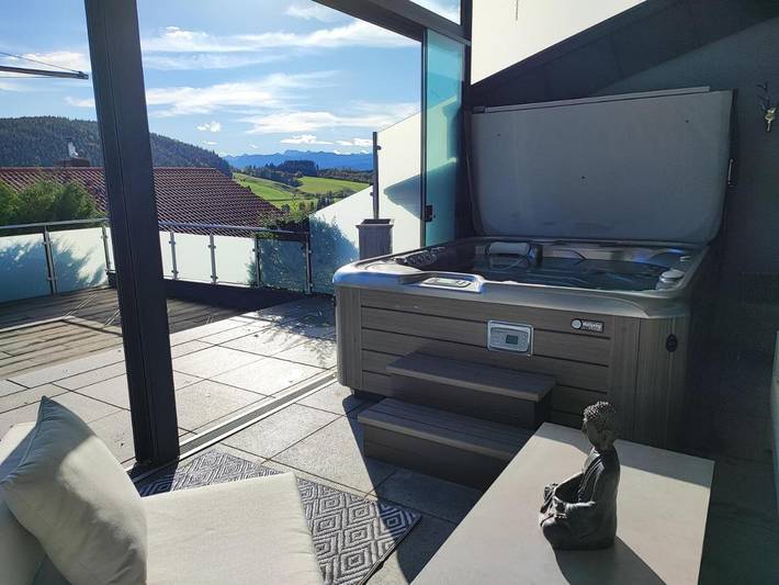 Ferienhaus für 6 Personen, mit Balkon und Whirlpool sowie Terrasse und Garten in Wiggensbach