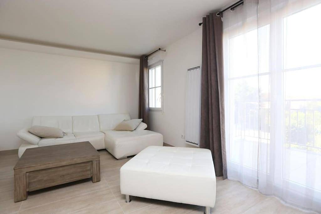 Appartement entier, Two-Bedroom Apartment in Wissous, Essonne