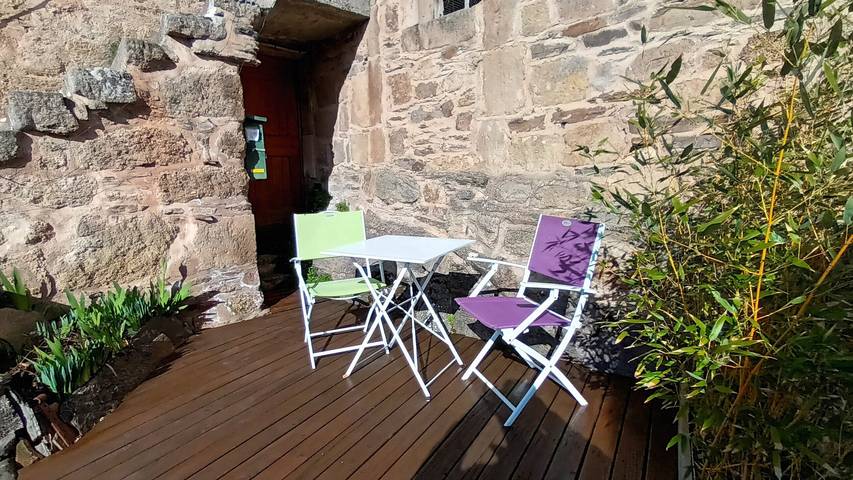 Maison de vacances 'La Clé Des Sens' vue sur les montagnes, terrasse privée et piscine intérieure. in Castelnau-Pégayrols, Parc naturel régional des Grands Causses