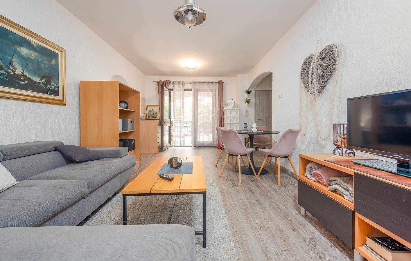 Apartment am Meer mit Terrasse, Küche und WLAN – nur 400 m vom Strand entfernt! in Povljana, Pag