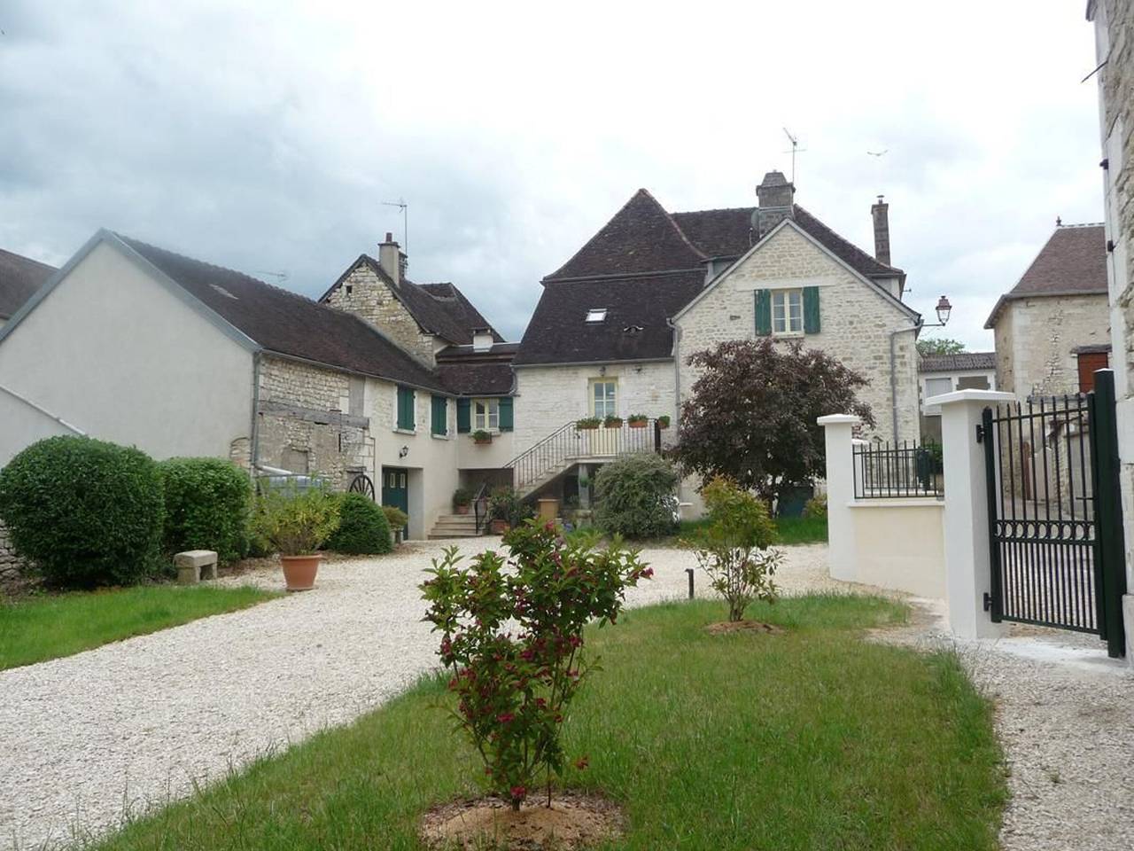 Familienhaus, 3 Zimmer, geschlossener Garten, nahe Chablis, Wifi, Haustiere erlaubt in Vézinnes, Region Avallon