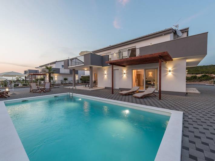 Ferienhaus für 8 Personen, mit Balkon und Pool, kinderfreundlich in Sukosan