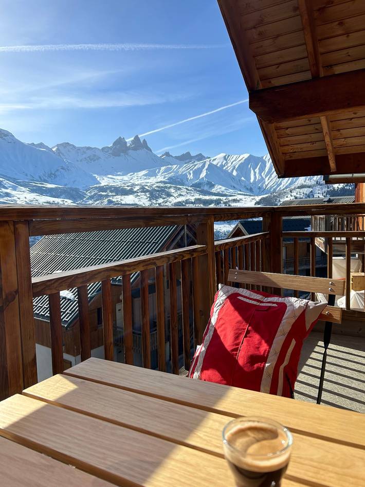 Apartamento entero, Apartamento 'Atlas' con vistas a la montaña, balcón y Wi-Fi in Col du Mollard, Albiez-Montrond