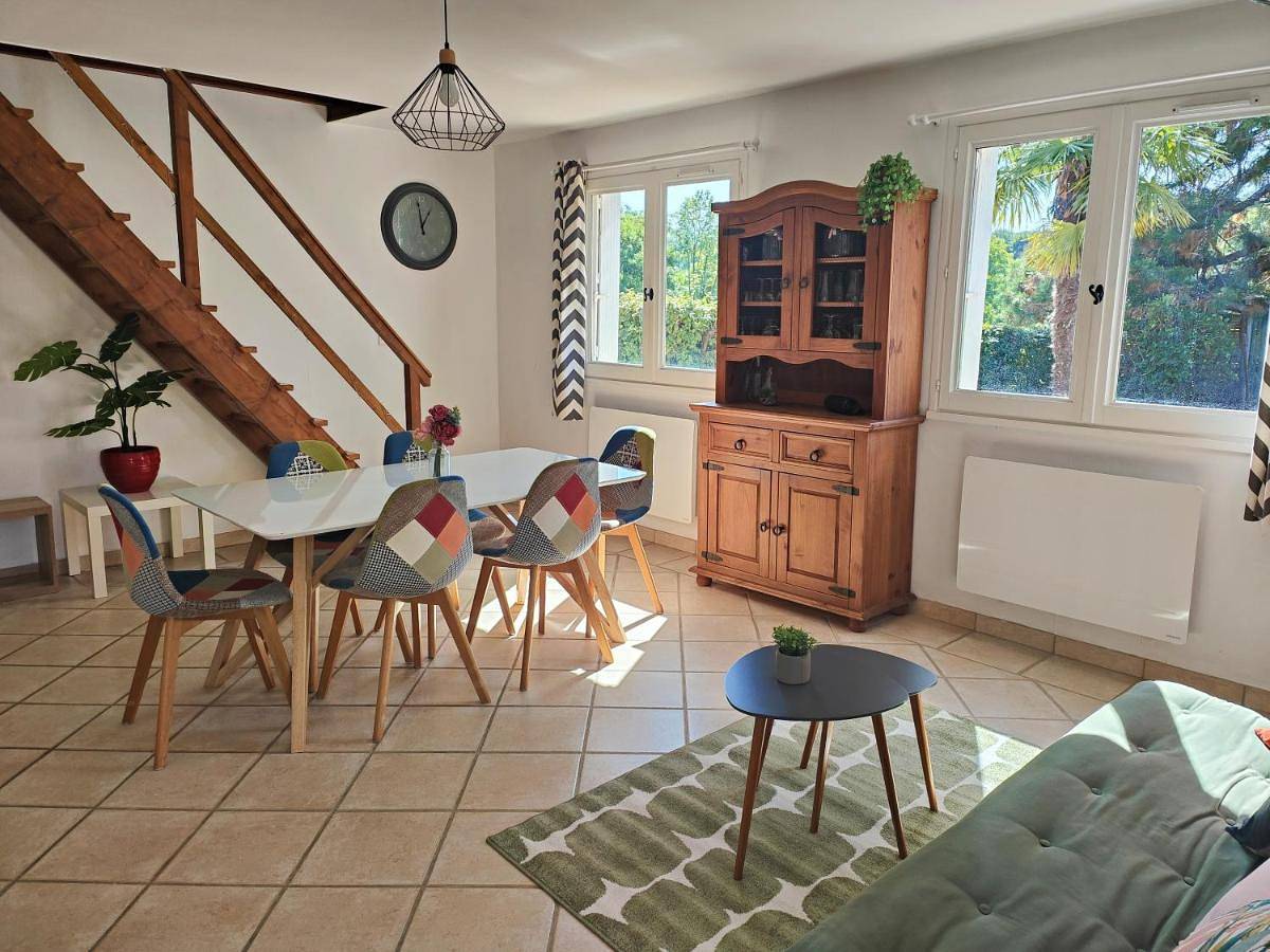 Appartement entier, Two-Bedroom Apartment in La Chapelle-de-Guinchay, Beaujolais