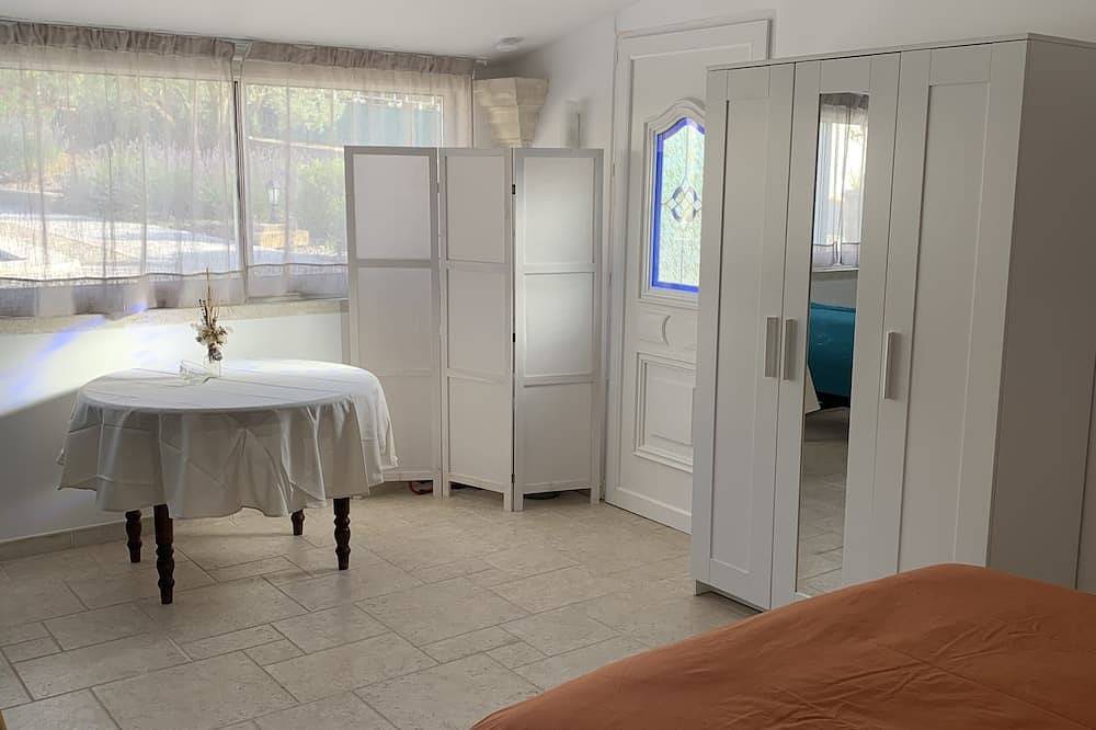 Apartamento entero, Studio Le soleil couchant, in Provence near Avignon in Saint-Saturnin-lès-Avignon, Vaucluse