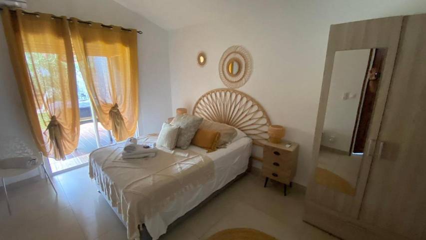 Location de vacances pour 10 personnes, avec jardin ainsi que vue et piscine dans Saint-Gilles les Bains - 4