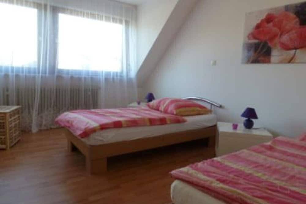 Ganze Wohnung, In Rheinnähe: große, moderne Ferienwohnung in ruhiger Seitenstraße mit Balkon in Wallersheim, Koblenz