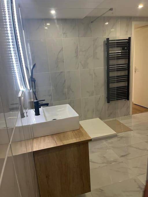 Gîte pour 4 personnes, avec terrasse ainsi que jardin et vue à Limonest - 3