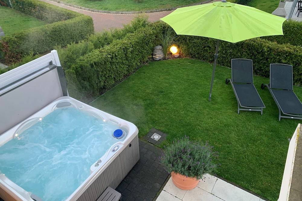 Haus Seeblick Comfort mit Kamin, Außen-Whirlpool, Sauna und eingezäunten Garten in Göhren-Lebbin, Fleesensee