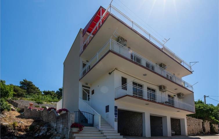Geräumige 2-Zimmer-Wohnung mit Pool, in Strandnähe und mit guter Infrastruktur in Dubrovnik-Neretva