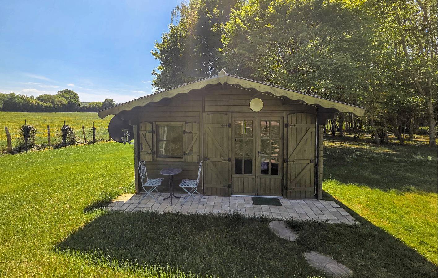 Charmantes Apartment mit Terrasse, Pool und nur wenige Schritte vom Fluss L'Huisne entfernt in Avezé, Sarthe
