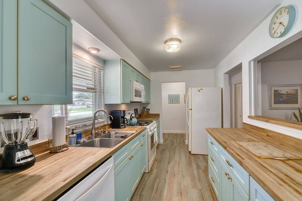 Off Season Pricing-2 blocks from beach and downtown in Cocoa Beach, Space Coast