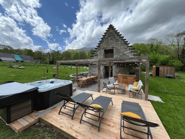 Gîte pour 15 personnes, avec jacuzzi ainsi que jardin et terrasse à Campan