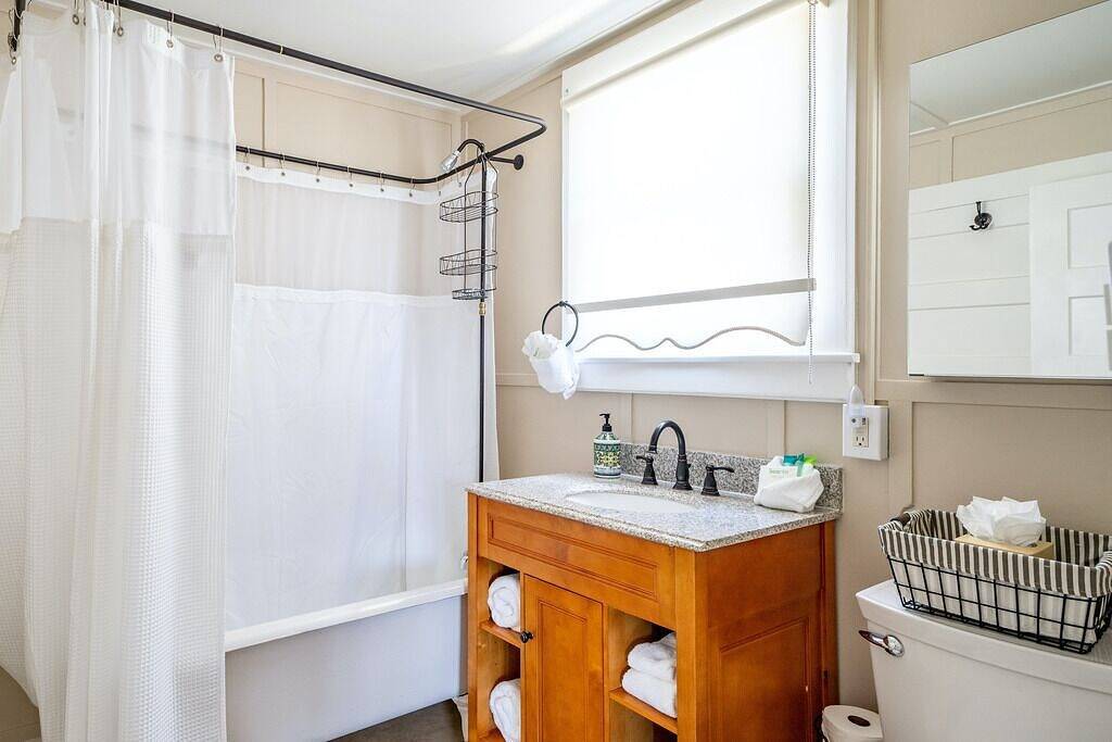 Saltbox - Pacific Grove House - Two Blocks to Beach and Downtown! in Pacific Grove, Monterey County