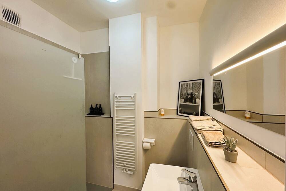 Ganze Wohnung, Zentrales Apartment Düsseldorf: 2 Betten, Aufzug, Wlan – Ideal für Messe & Hbf in Düsseldorf-Friedrichstadt, Düsseldorf