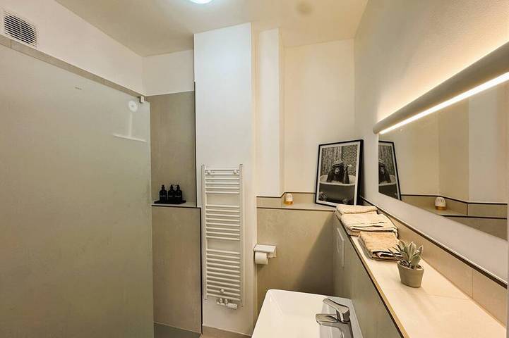 Ganze Wohnung, Zentrales Apartment Düsseldorf: 2 Betten, Aufzug, Wlan – Ideal für Messe & Hbf in Düsseldorf-Friedrichstadt, Düsseldorf