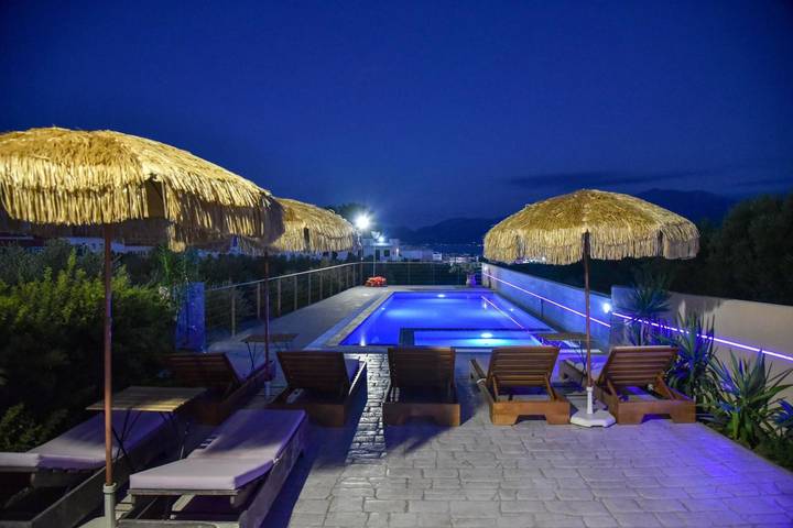 Location de vacances pour 7 personnes, avec jardin ainsi que bassin pour enfant et jacuzzi à Chersónissos - 4
