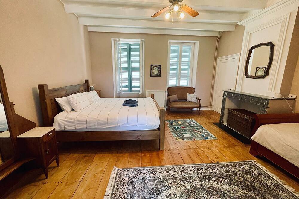 Château proche de Saintes et Cognac, 15 couchages avec piscine chauffée in Saint-Sever-de-Saintonge, Région de Saintes