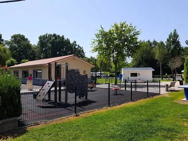 Camping pour 4 personnes, avec terrasse et piscine en Gironde - 2