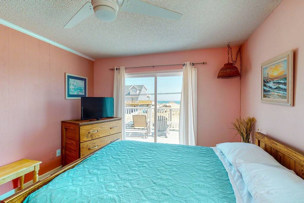 Fantastic Semi-Oceanfront Home w/Private Pool + Free Wifi, Steps from the Beach in Sandbridge Beach, Sandbridge