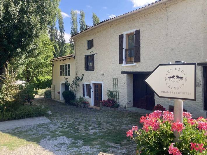 Chambre d’hôte pour 2 personnes, avec terrasse ainsi que vue et jardin à Saint-Jean-de-Paracol