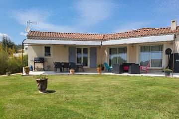 Gîte pour 6 personnes, avec terrasse et jardin à Aramon
