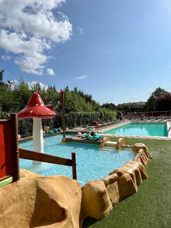 Camping voor 5 personen, with terras and kinderzwembad as well as zwembad, met huisdier aan de Riviera di Ponente