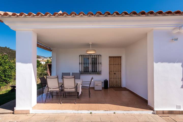 Chalet 'La Madriguera' with Mountain Views, Private Pool and Wi-Fi in Estepona, Costa del Sol