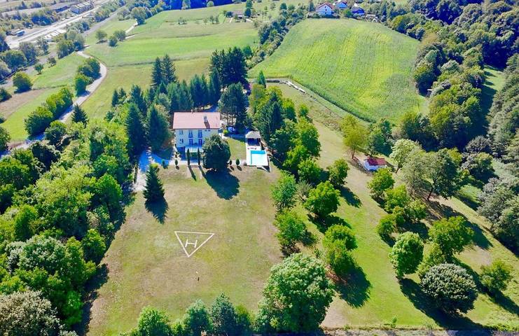 Chalet para 4 personas, con vistas y sauna además de jardín y piscina en Austria