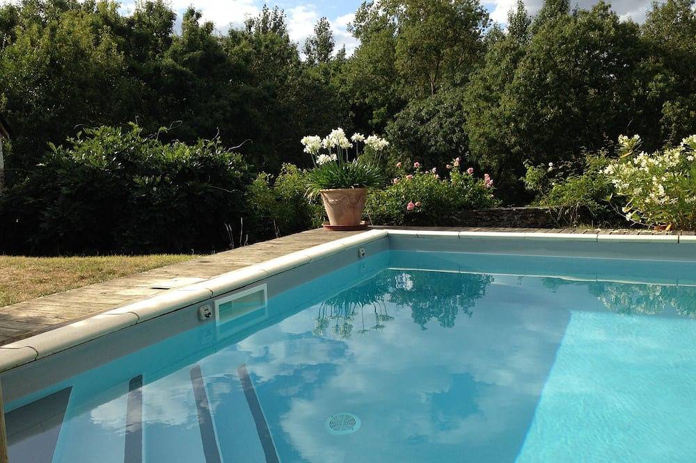 Gîte avec grande piscine privée et jardin au calme près de la Loire en Anjou in Denée, Région d'Angers
