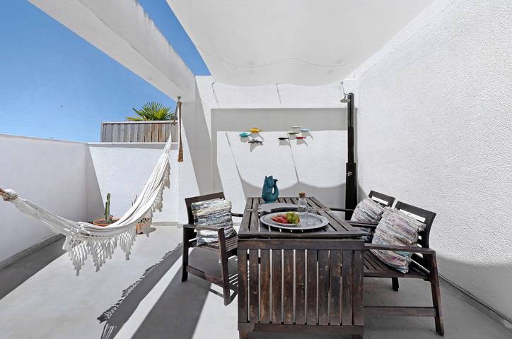 Ganze Wohnung, Ferienwohnung Duplex com terraço na Charneca mit Terrasse, Balkon und Wlan in Charneca de Caparica e Sobreda, Halbinsel von Setúbal