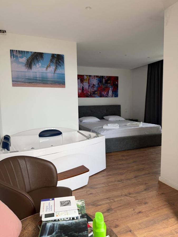 Maison d’hôte pour 2 personnes, avec balcon ainsi que jardin et jacuzzi dans Dhërmi