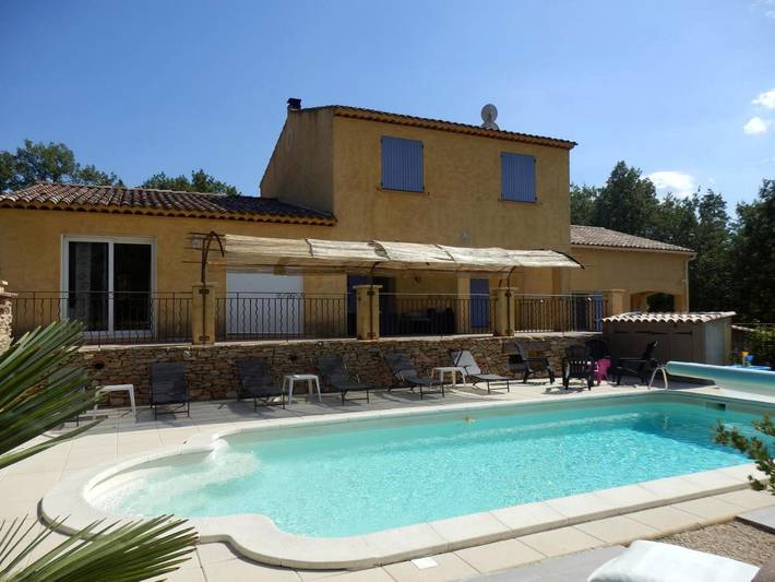 Appartement de vacances pour 4 personnes, avec piscine ainsi que jardin et vue