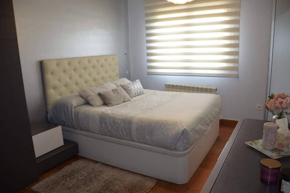 Casa familiar rodeada de viñedos, con piscina y sala de juegos in Piera, Interior de Barcelona