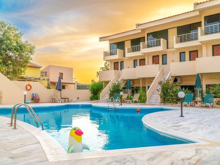 Gîte pour 2 personnes, avec piscine et jardin dans Stalos - 3