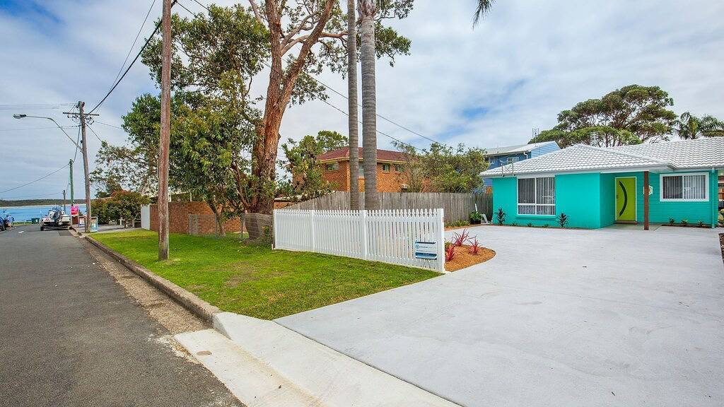 Sandy Feet Retreat - Pet Friendly - 1 Min Walk to Beach in Currarong, Jervis Bay