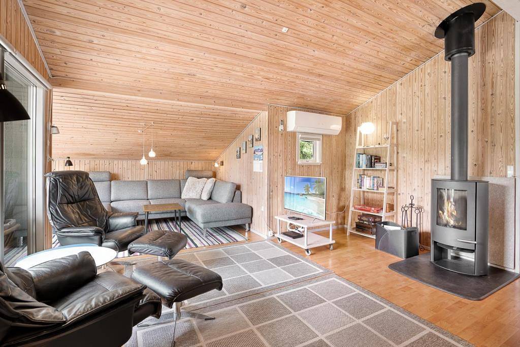 Hyggeligt og ugenert beliggende sommerhus på adressen Brombærvangen 14, Jegum Ferieland, med indhegnet naturgrund. in Jegum, Varde Region