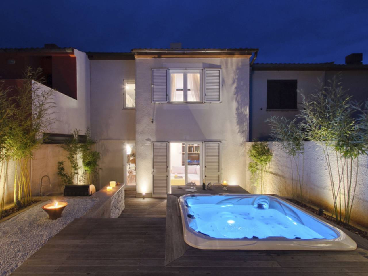 Stylisches Haus mit Dachterrasse, Bar und Hot Tub in Premantura, Südküste Istrien
