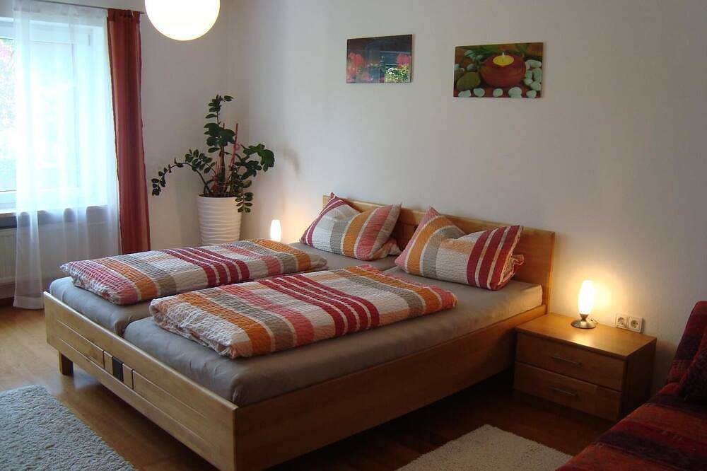 Ganze Wohnung, Fewo mit Terrasse | Stilvoll eingerichtete, 90qm große Nichtraucher-Fewo im Eg in Tittling, Ostbayern